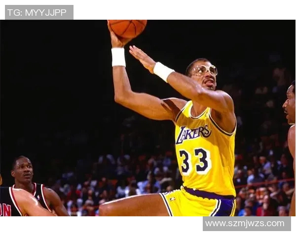 探索卡里姆阿卜杜尔贾巴尔的传奇人生与篮球成就揭秘这位体育偶像的辉煌历程